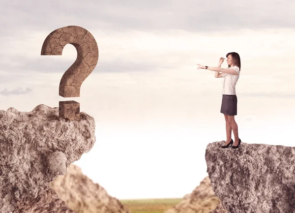 Mujer de negocios en la montaña rocosa con un signo de interrogación — Foto de Stock