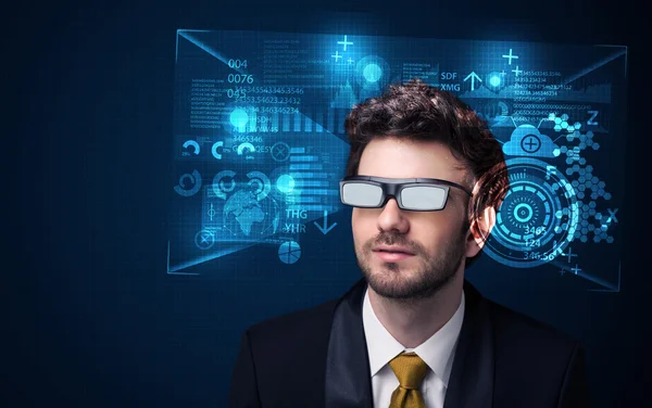 Молодий чоловік дивиться з футуристичними розумними високотехнологічними окулярами — стокове фото