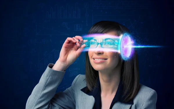 Kvinna från framtiden med högteknologiska smartphone glasögon — Stockfoto