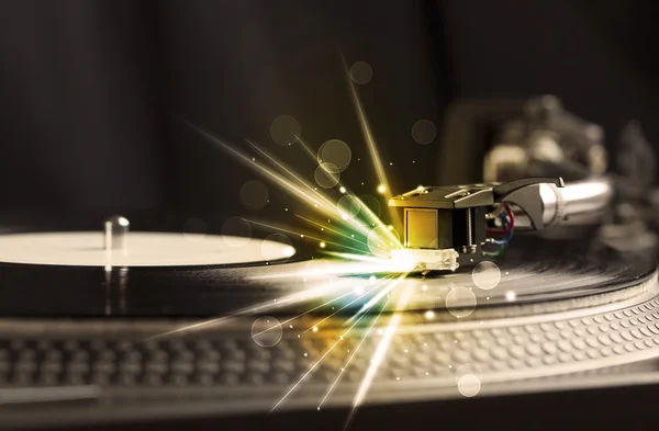 Musik spelaren spelar vinyl med glöd linjer kommer från behovet av — Stockfoto