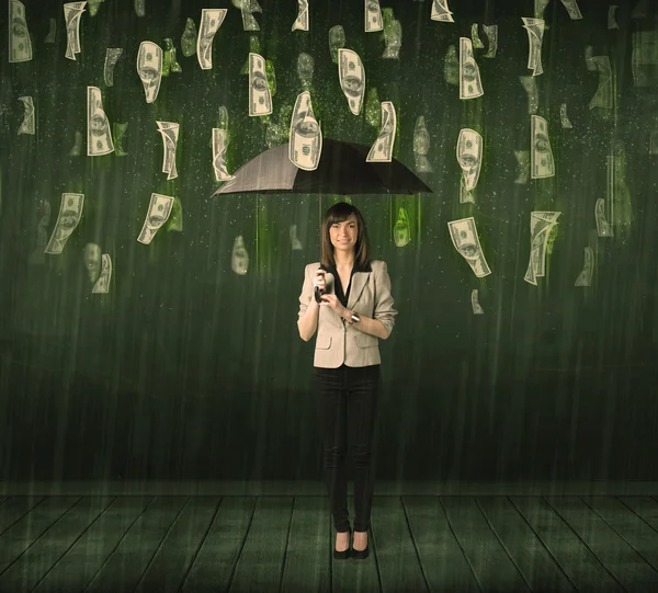 Geschäftsfrau steht mit Regenschirm im Dollarschein-Regen-Konzept — Stockfoto