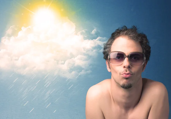 Joven mirando con gafas de sol a las nubes y al sol —  Fotos de Stock