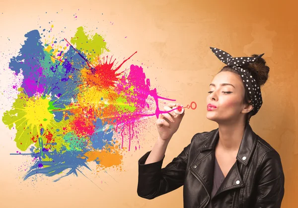 Schattig meisje blazen kleurrijke splash graffiti — Stockfoto