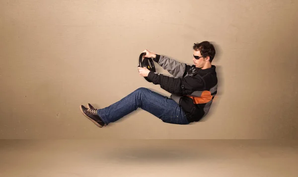 Feliz hombre divertido conduciendo un concepto de coche volador —  Fotos de Stock