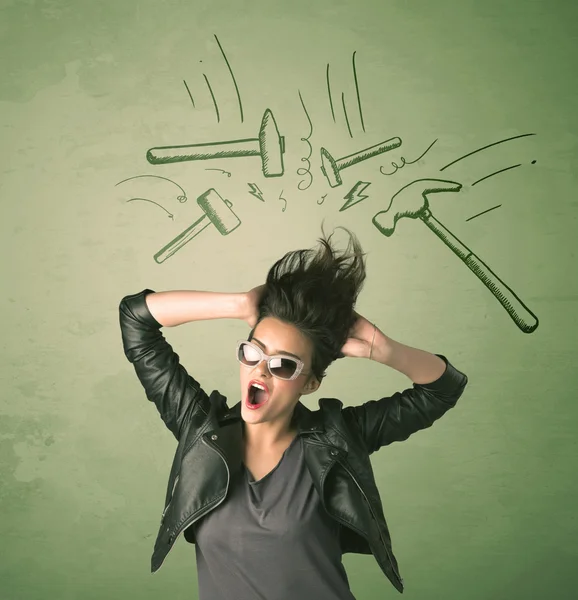 Mujer cansada con estilo de pelo y dolor de cabeza martillo símbolos — Foto de Stock