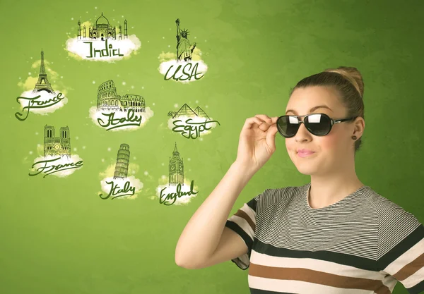 Happy young girl with sunglasses traveling to cities around the — Stock Photo, Image