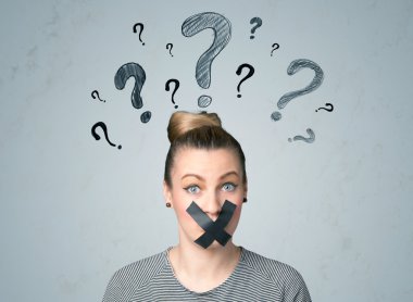 Ağzı yapış yapış ve soru işaretleri olan genç bir kadın.