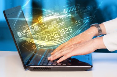 Modern defter üzerinde gelen sayı teknoloji veri ile yazarak adam