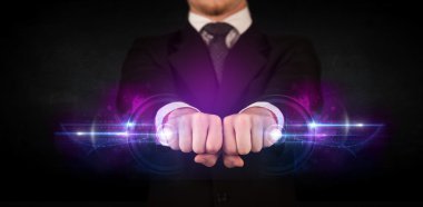 İş adamı gelecekteki teknoloji veri ağı tutuyor 