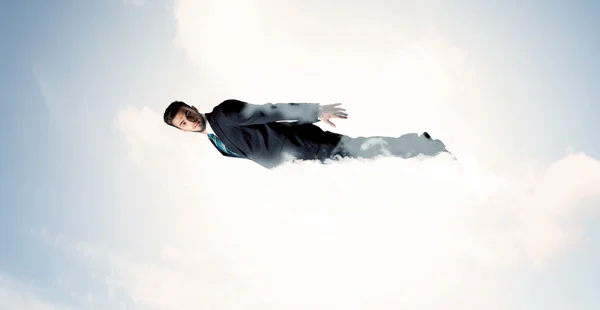 Homme d'affaires volant comme un super-héros dans les nuages sur le ciel — Photo