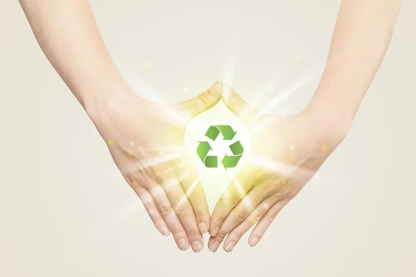 Χέρια δημιουργώντας μια φόρμα με την ένδειξη ανακύκλωσης — Φωτογραφία Αρχείου