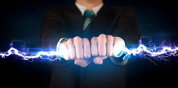 Affärsman som håller elektrisk blixt i sina händer — Stockfoto