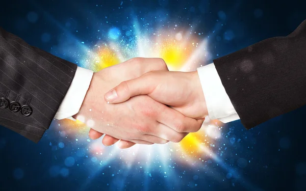 Twee zakenmannen schudden elkaar de hand — Stockfoto