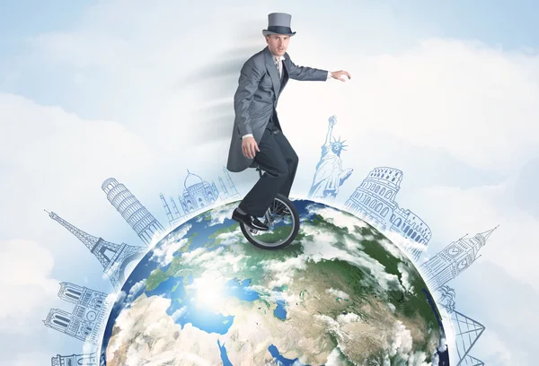 Homme chevauchant monocycle autour du globe avec les grandes villes — Photo