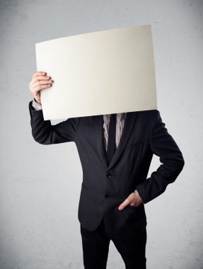 İşadamı elinde fotokopi alanı olan bir kağıt tutuyor.