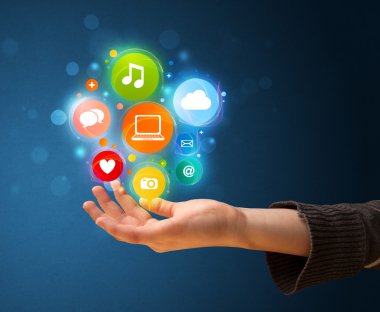 bir kadının elinde Multimedya simgeler