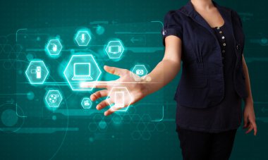 Sanal ortam tipi düğmelere basan kız