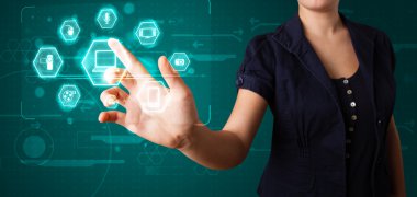 Sanal ortam tipi düğmelere basan kız