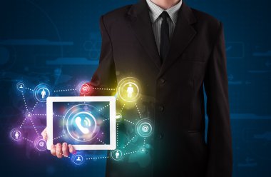 sosyal ağ teknolojisi ile renkli l gösterilen işadamı