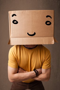 genç adam smiley ile kafasına bir karton kutu ile el hareketi