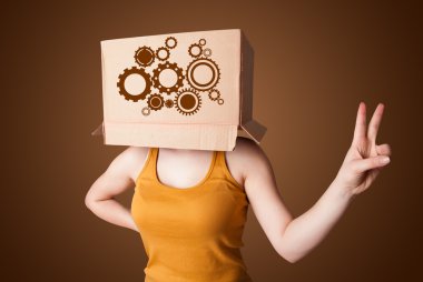 genç bir kadın ile bir karton kutu çıkıntısı ile kafasına el hareketi
