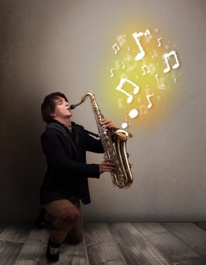 Müzik notalarıyla saksafon çalan yakışıklı bir müzisyen.