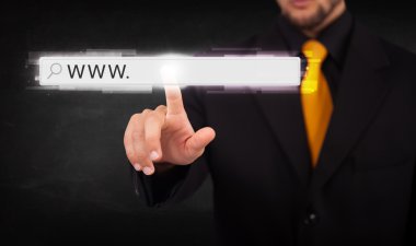 Genç işadamı www işareti ile web tarayıcı adres çubuğuna dokunuyor