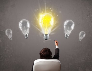 İş adamının ampul fikri var.