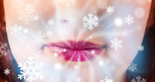 Bella donna bocca soffiando freddo brezza — Foto Stock