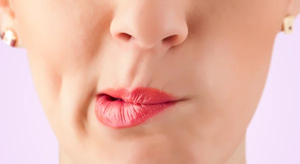 Vacker kvinna röda läppar på nära håll — Stockfoto