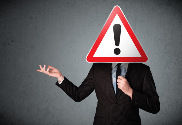 Бизнесмен с восклицательным знаком
