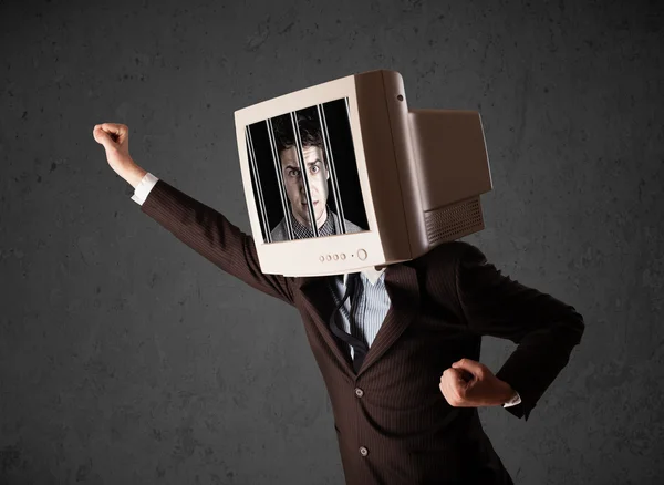 Homem de negócios com monitor na cabeça preso a um sistema digital — Fotografia de Stock