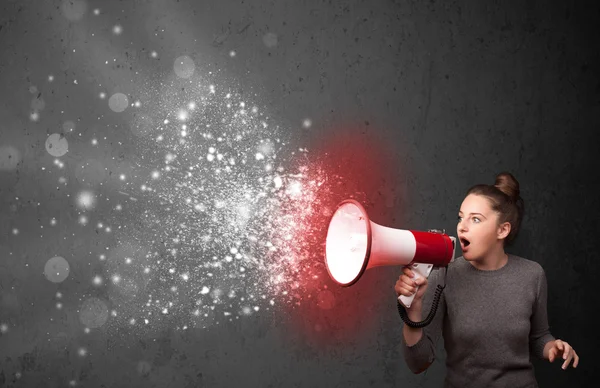 Γυναίκα φωνάζει σε μεγάφωνο και λαμπερό explo σωματίδια ενέργειας — Φωτογραφία Αρχείου