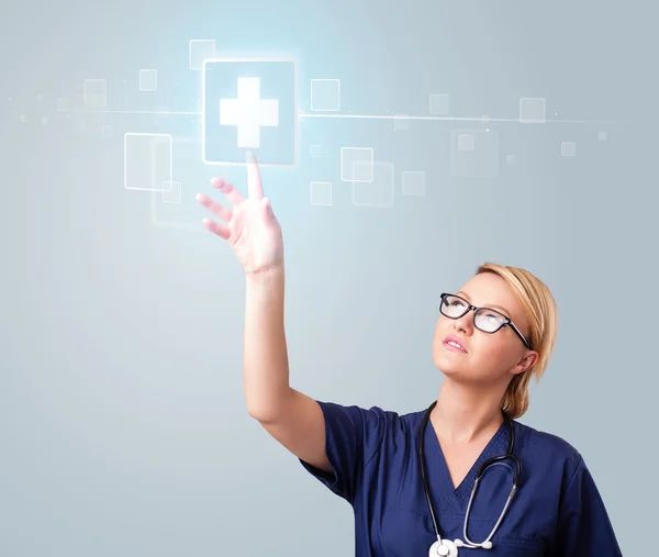 Młoda pielęgniarka wciskająca nowoczesne przyciski medyczne — Zdjęcie stockowe