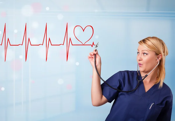 Молода медсестра слухає абстрактний пульс з червоним серцем — стокове фото