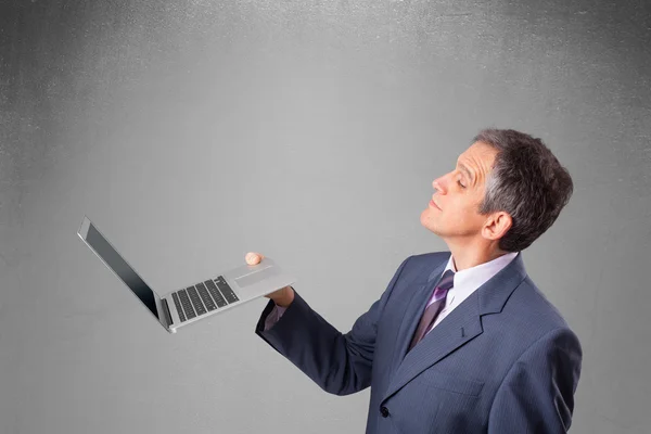 Knappe zakenman met een moderne laptop — Stockfoto