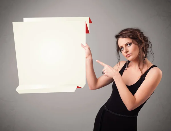 Mujer joven sosteniendo espacio de copia de papel de origami blanco —  Fotos de Stock