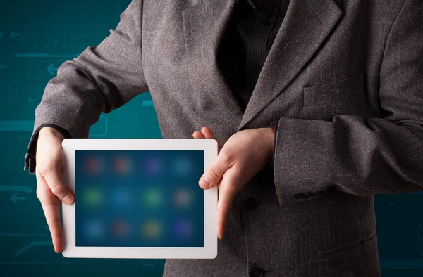 Uomo d'affari in possesso di un tablet bianco moderno con applicazioni sfocate — Foto Stock