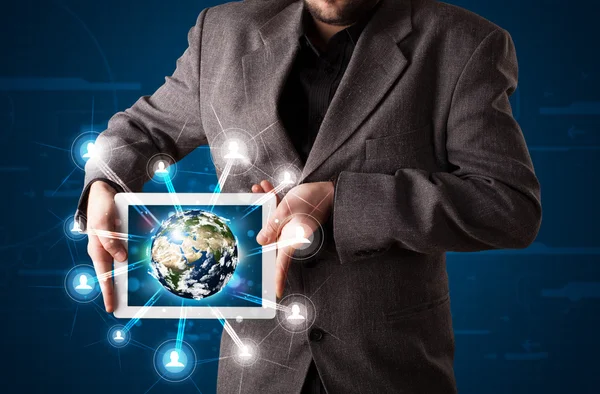 Бизнесмен представляет 3d земной шар в планшете — стоковое фото
