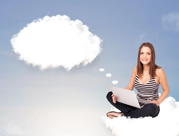 Junges Mädchen sitzt auf einer Wolke und denkt an abstrakte Sprechblase — Stockfoto