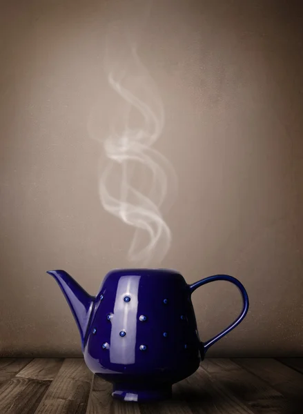 Чайний горщик з абстрактною білою парою — стокове фото