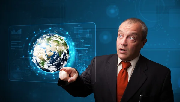 ハイテク3D地球パネルに触れるビジネスマン — ストック写真