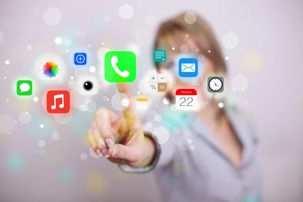 Junge Geschäftsfrau drückt bunte App-Icons mit Boke — Stockfoto