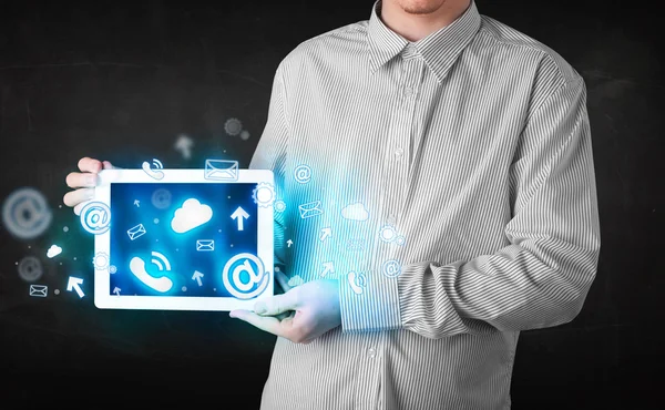 Kék technológiai ikonokkal és szimbólumokkal ellátott tablettát tartó személy — Stock Fotó