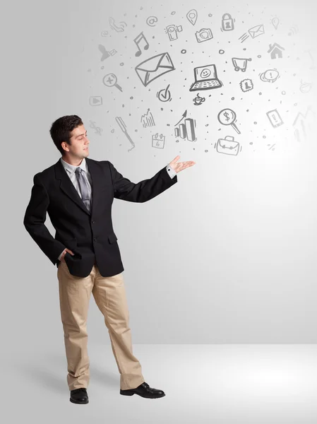 Hombre de negocios presentando gráficos dibujados a mano y gráficos — Foto de Stock