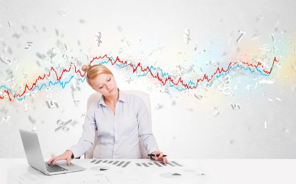 Mulher de negócios sentada à mesa com gráfico do mercado de ações — Fotografia de Stock