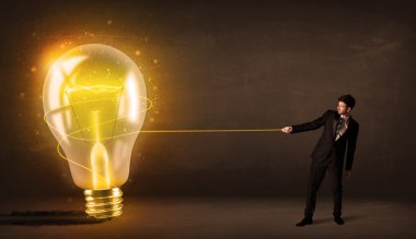 parlak parlayan büyük ampulü çekerek iş adamı