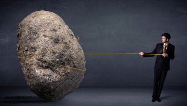 bir ip ile büyük rock çekerek işadamı 