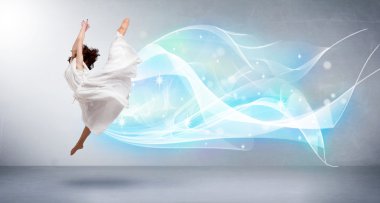 Etrafında soyut mavi eşarpla atlayan sevimli bir genç.