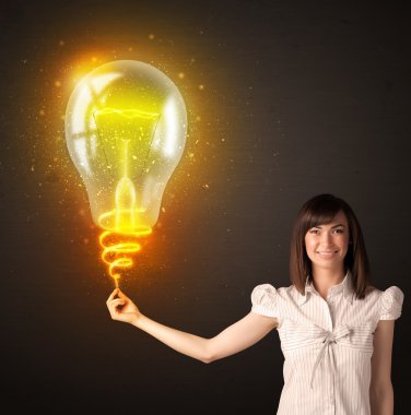 Bir fikir ampulü olan iş kadını.